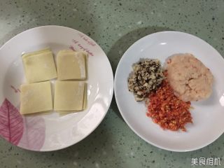 3、鸡肉香菇小混沌宝宝版12M+,将抄手皮一分为四，香菇，胡萝卜切丁，鸡肉剁成泥