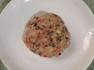 4、鸡肉香菇小混沌宝宝版12M+,将三种材料混合均匀，加入适量盐和适量香油，拌匀