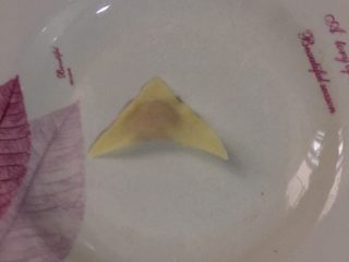 6、鸡肉香菇小混沌宝宝版12M+,将两边包紧，包的过程中面皮两边需粘点水，方便粘黏