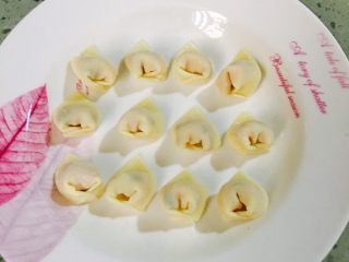 8、鸡肉香菇小混沌宝宝版12M+,一颗颗是不是很可爱呢，很简单，宝宝们动手做起来吧