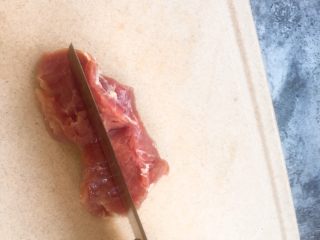 3、超级酥脆的炸猪排,用刀背敲打里脊肉，将里脊肉敲大，敲成猪排。