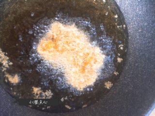 10、超级酥脆的炸猪排,放入猪排，用中火慢炸。 