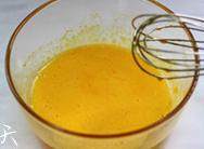 1、蔓越莓蛋糕卷,蛋黄加入10克白糖,拌均