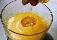 2、蔓越莓蛋糕卷,加入纯牛奶,依次加入色拉油,拌均匀