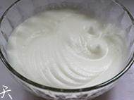 5、蔓越莓蛋糕卷,打蛋器打自蛋白出细纹路时加入糖的三分之一