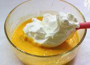 7、蔓越莓蛋糕卷,蛋黄糊中加入三分之一的蛋白切拌均匀