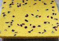 12、蔓越莓蛋糕卷,烤好的蛋糕体取出,翻面放凉架上,撕掉油纸,搁置放凉