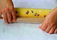 14、蔓越莓蛋糕卷,当蛋糕体卷完,擀面杖在前端时,一手拉着前方的油纸,一手利用擀面杖往身边推。使蛋糕体卷得更紧把两端揪紧