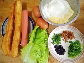 1、杂粮煎饼,准备食材。小麦粉，绿豆粉，黄豆粉，玉米粉混合成杂粮粉；榨菜，香菜，小葱，洗净切末备用。