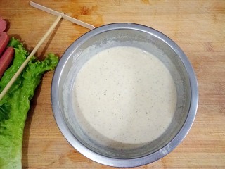 2、杂粮煎饼,在杂粮面粉中把水用细流倒进面里，边倒边用勺子把面和水搅匀，不要有面疙瘩，搅到特别粘稠的样子就好。面水比例在1:1.3左右。