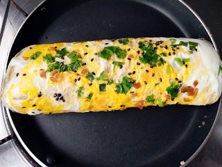 10、杂粮煎饼,卷起。