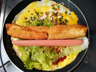 13、杂粮煎饼,裹入油条和火腿。