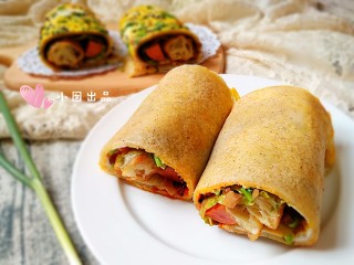 15、杂粮煎饼,切开。我大山东的杂粮煎饼配大葱是一绝！