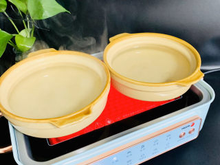 2、蔬菜虾仁粥,砂锅加入适量的水烧开。