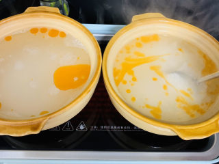 5、蔬菜虾仁粥,用小勺搅拌几下防止粘底。