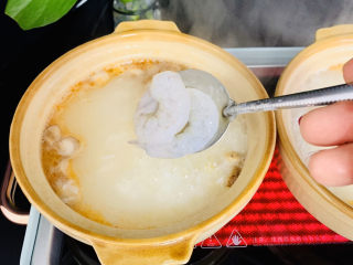 9、蔬菜虾仁粥,米粥煮至粘稠时下入虾仁。