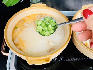 10、蔬菜虾仁粥,下入西芹