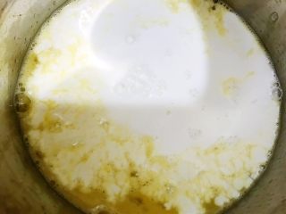 6、无油樱桃克拉芙缇,倒入牛奶搅拌均匀