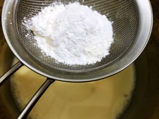 7、无油樱桃克拉芙缇,筛入低粉和泡打粉