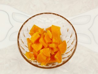 4、红薯糯米芝麻饼,将红薯盛出，准备一个勺子