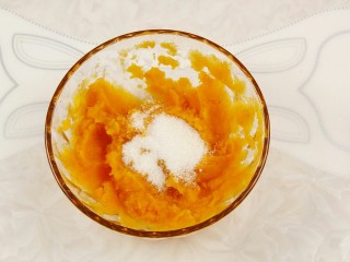 6、红薯糯米芝麻饼,放适量白糖，按喜好来，喜欢甜的就多放