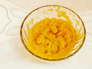 7、红薯糯米芝麻饼,将白糖与红薯泥搅拌均匀