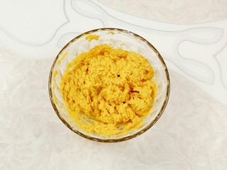 9、红薯糯米芝麻饼,带上一次性塑料手套，将糯米粉与红薯搅拌均匀，捏成饼状，正反面都洒上芝麻