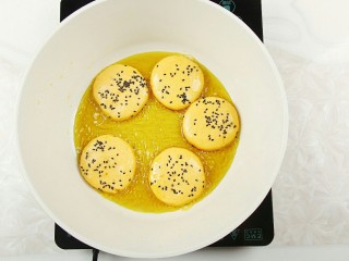 11、红薯糯米芝麻饼,轻放芝麻饼