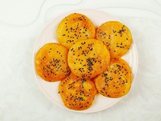 13、红薯糯米芝麻饼,将红薯糯米芝麻饼盛出，完成