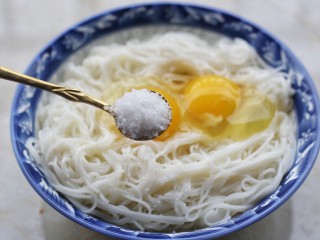 3、面条鸡蛋饼,加一勺盐。