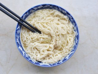 5、面条鸡蛋饼,拌匀。