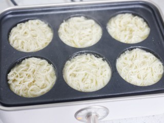 7、面条鸡蛋饼,放入面条。