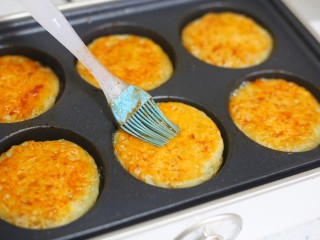 9、面条鸡蛋饼,刷一层番茄酱。