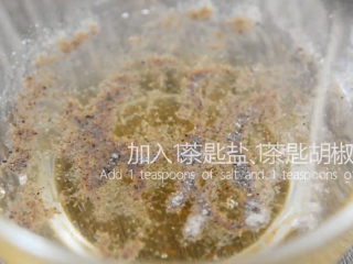 3、走遍了大半个上海,终于吃到了对味的葱油饼,加入1茶匙盐、1茶匙胡椒粉