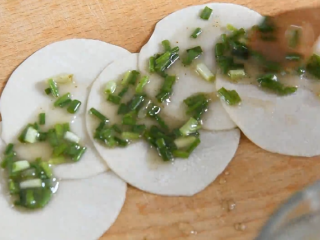 6、走遍了大半个上海,终于吃到了对味的葱油饼,抹上适量的葱油