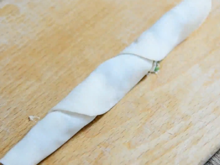 7、走遍了大半个上海,终于吃到了对味的葱油饼,先卷成条状