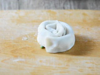 8、走遍了大半个上海,终于吃到了对味的葱油饼,再慢慢卷成团