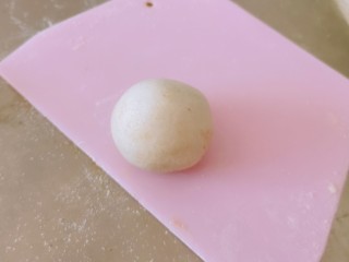 8、油炸汤圆,在掌心搓圆