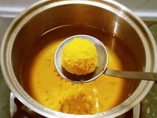 16、油炸汤圆,5-6成热放入裹好面包糠的汤圆