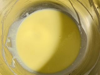 7、苹果千层蛋糕,搅拌均匀至无颗粒备用