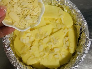 16、苹果千层蛋糕,均匀的洒上杏仁片。