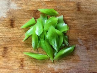 4、五彩缤纷炒时蔬,莴笋切成小的滚刀块