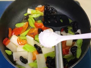 12、五彩缤纷炒时蔬,撒适量盐