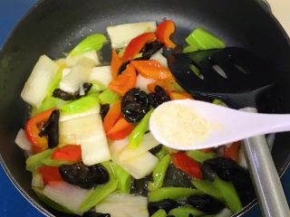 13、五彩缤纷炒时蔬,撒适量鸡精