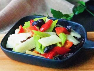 15、五彩缤纷炒时蔬,色泽鲜艳亮丽，看看就有食欲