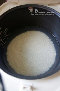 1、枸杞鸡胗双麦粥,将大米淘洗干净，放入电饭煲中，加清水，浸泡半小时；