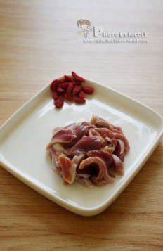 2、枸杞鸡胗双麦粥,等待的时间中，将鸡胗洗净、切片，枸杞洗净；