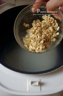 3、枸杞鸡胗双麦粥,电饭煲中加足水，用煮粥功能煮半小时，加入淘洗干净的藜麦和燕麦片；