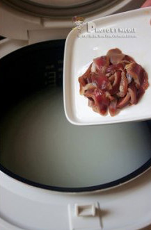 4、枸杞鸡胗双麦粥,再放入鸡胗，搅匀，继续煮10分钟；