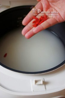 5、枸杞鸡胗双麦粥,加入枸杞，搅匀后继续煮5分钟；